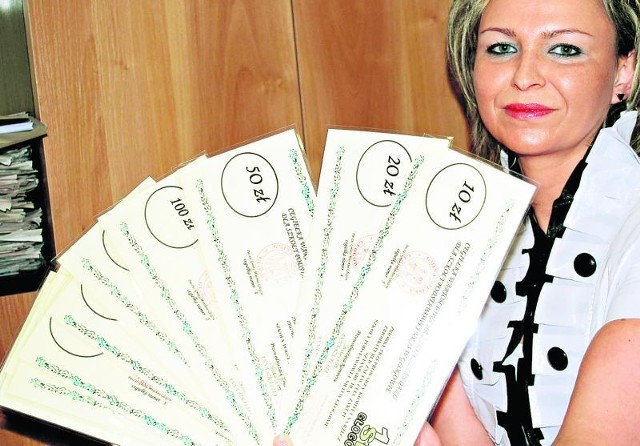 Agnieszka Karwat, dyrektor SP 13 zachęca do kupowania cegiełek