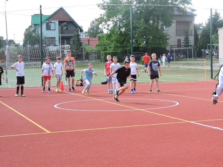 Piknik Rodzinny w Szkole Podstawowej nr 2 z piłkarzami Tura