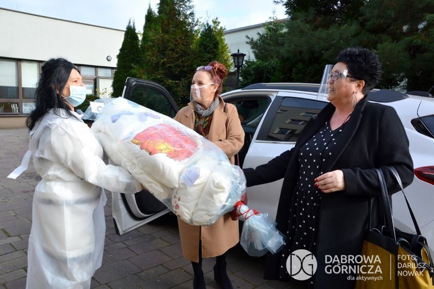 Przekazanie laurek i kolorowych poduszek do DPSu "Pod Dębem"...