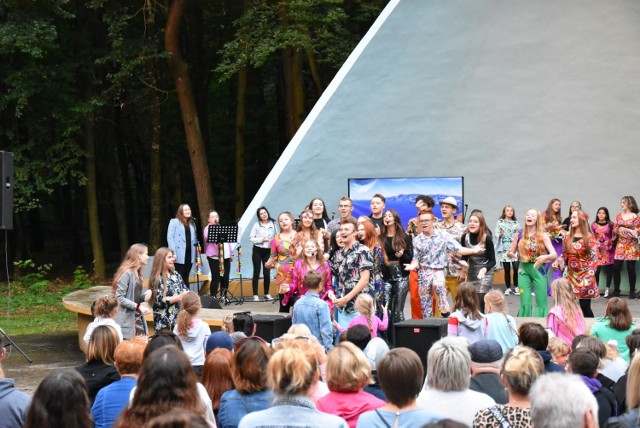 Musical "Mamma Mia - Ach te wakacje!" przygotowany przez Grupę Teatralną działającą w Domu Kultury w Golubiu-Dobrzyniu został zaprezentowany na muszli koncertowej
