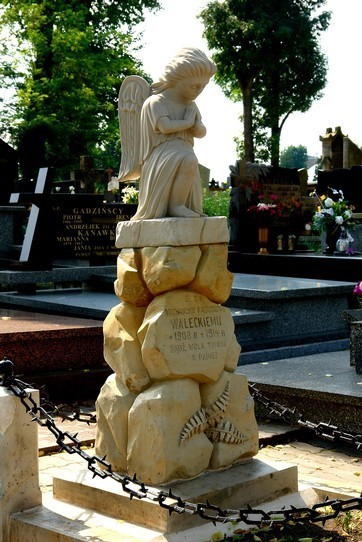 Dwa zabytkowe groby na Starym Cmentarzu w Radomsku odnowione