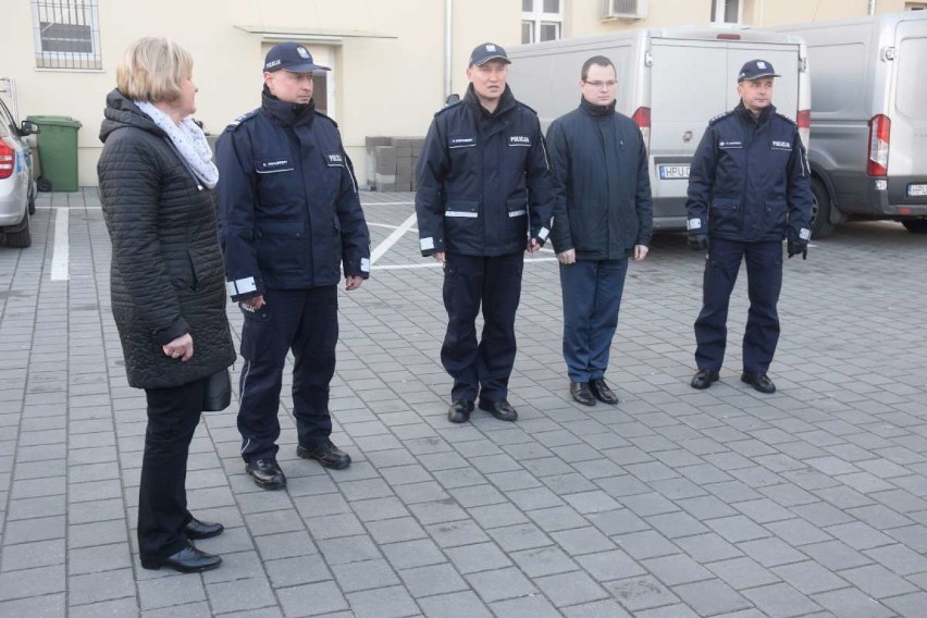 Policja otrzymała nowy samochód oraz psa tropiącego