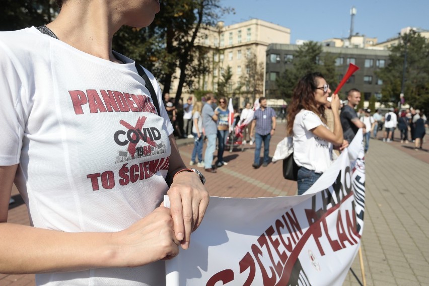 "Zakończyć Plandemię". Protest covidosceptyków w Warszawie. Manifestacja pod Sejmem