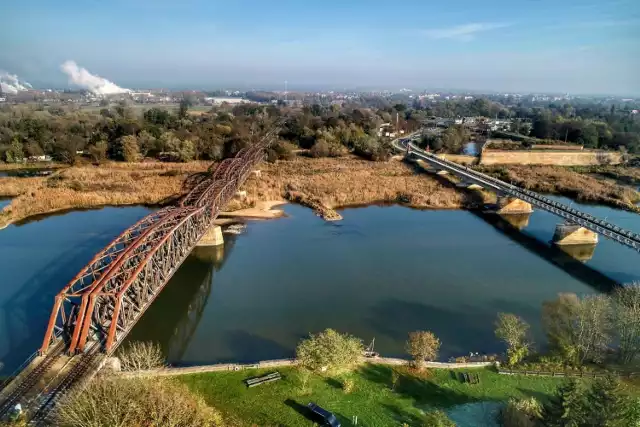 To już archiwalne zdjęcie. Most kolejowy nad Odrą (z lewej) jest już w trakcie budowy. Ruszają prace nad dokumentacją techniczną budowy mostu drogowego nad Odrą.