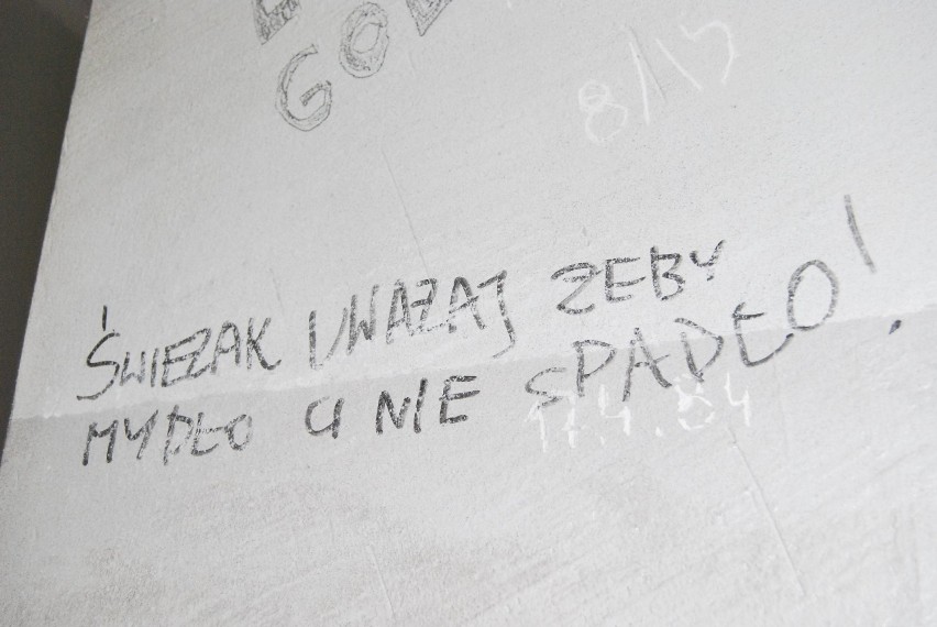 Więźniowie piszą po ścianach. Zobacz co. ZDJĘCIA opuszczonego aresztu