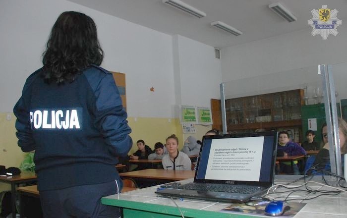 KMP Słupsk: Policjanci z lekcją o cyberprzestępczości w Gimnazjum
