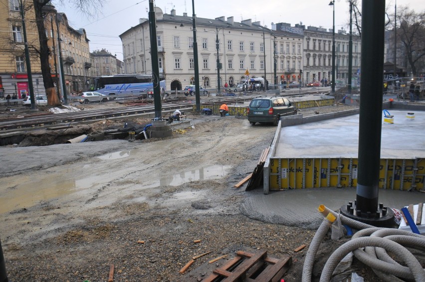 Kraków. Zobacz, jak postępują prace na przebudowie ulicy Krakowskiej. Relikty zakrywa ziemia i beton [ZDJĘCIA]