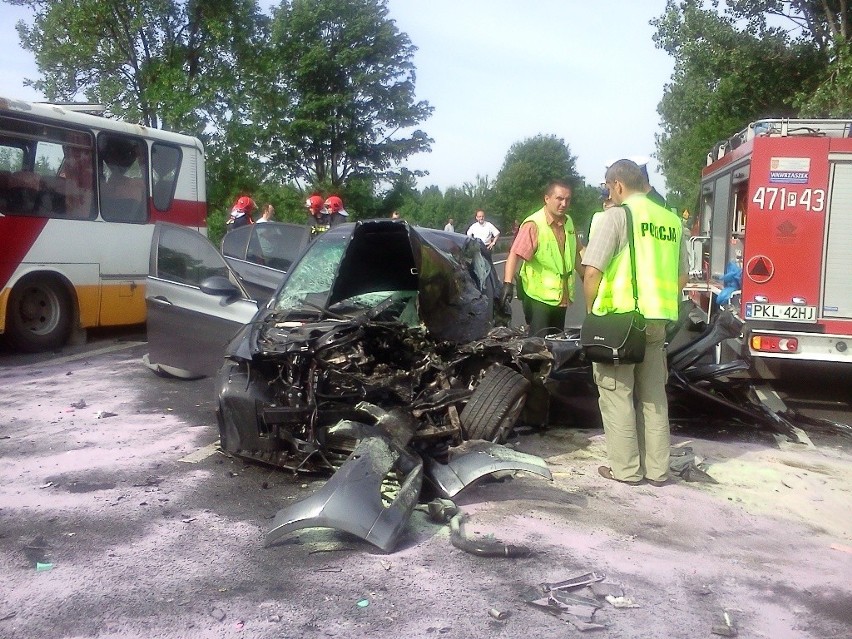 Wypadek na K-92. BMW zderzyło się czołowo z autobusem [ZDJĘCIA, WIDEO]