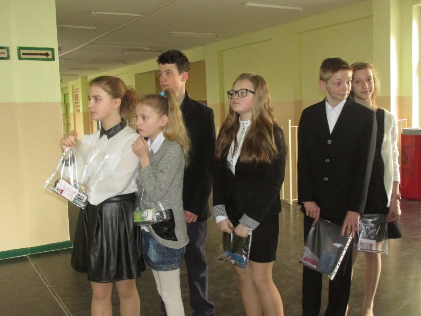 Uczniowie SP6 przed wejściem na salę egzaminacyjną.