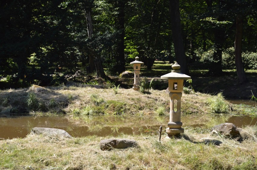 Ogród chiński i ogród japoński w  Parku Dworskim w Iłowej....