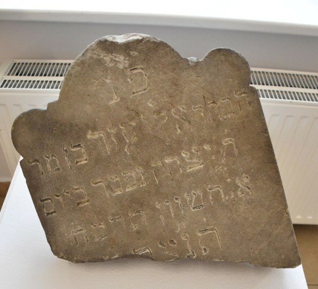Jedyna kamienna macewa zachowana z cmentarza żydowskiego, dzisiaj znajduje się w zbiorach Muzeum Miasta Malborka.