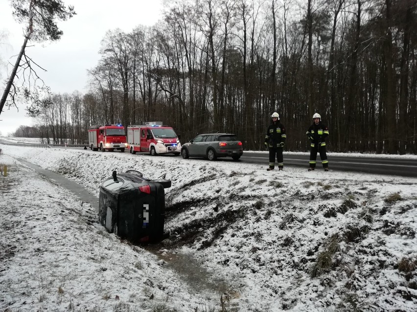 Strażacy ze Skoków zostali dziś rano wezwani do wypadku drogowego 