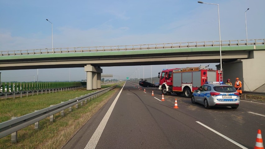 Wypadek na "ekspresówce" blisko Leszna. Zderzyły się dwa samochody. Jedną z poszkodowanych zabrano do szpitala ZDJĘCIA