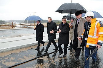 O toruńskich inwestycjach drogowych, połączeniu Torunia z autostradą A1 i umożliwieniu mieszkańcom bezpłatnego przejazdu obwodnicą prezydent Torunia rozmawiał z ministrem Cezarym Grabarczykiem. 4 kwietnia 2011 r.