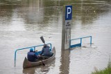 Pogotowie przeciwpowodziowe w Krakowie. Wisła wylała na bulwarach [ZDJĘCIA]