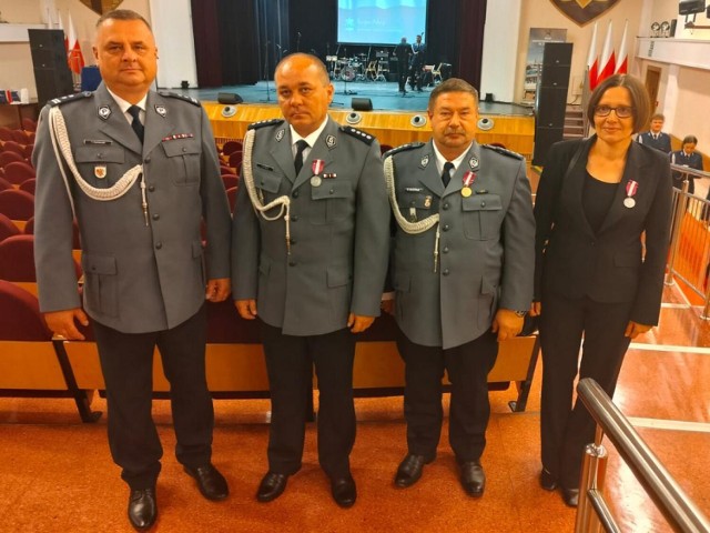Dwóch policjantów i pracownica cywilna z KPP Radziejów odebrali odznaczenia za długoletnią służbę