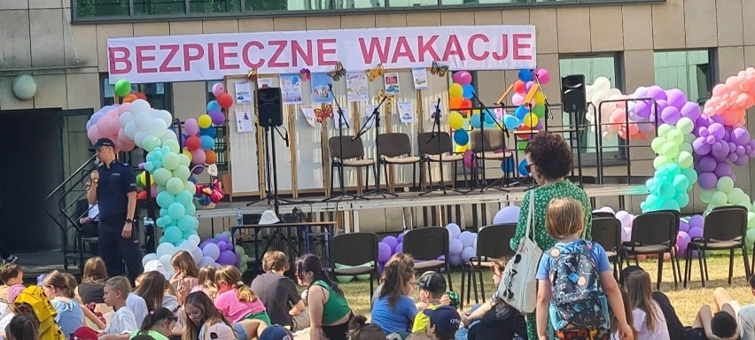 Zabawa i nauka o bezpieczeństwie w czasie wakacji na pikniku w Zespole Szkół Muzycznych w Radomiu