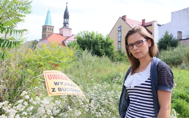 Po dwóch latach sądowych sporów gmina Międzyrzecz odzyskała działkę miedzy ratuszem i ul. Chłodną. Niebawem zostanie uporządkowana.