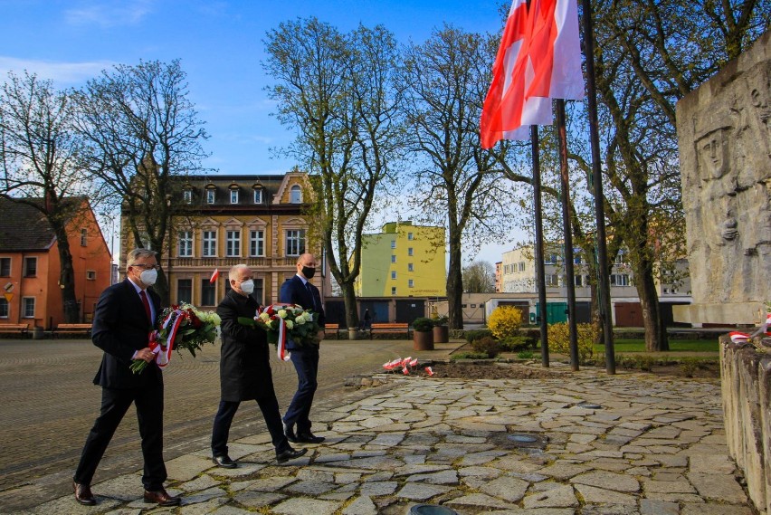 Święto Konstytucji 3 maja w Darłowie. Władze samorządowe złożyły kwiaty [zdjęcia]