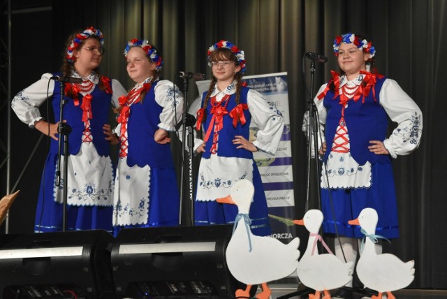 Zespół „Chabry” z Niepublicznej Szkoły Podstawowej w Olszewce zebrał wiele braw i zgarnął III miejsce w kategorii: klasy IV-VI