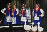 Powiatowy Przegląd Pieśni Ludowej „O krajeńską  gąskę” w Nakle. Na scenie 250 dzieci