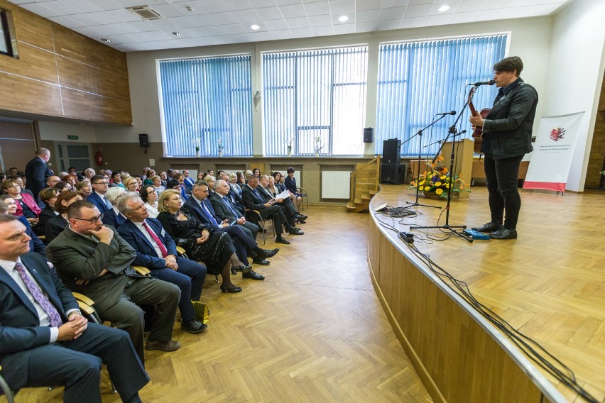 Dzień Edukacji Narodowej 2018. Nauczyciele i zasłużeni pedagodzy odebrali nagrody i wyróżnienia zarządu województwa [lista nazwisk, zdjęcia]