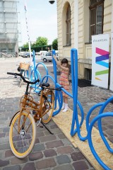 Kraków. Niezależni projektanci stworzyli nietypowy stojak na rowery [ZDJĘCIA]