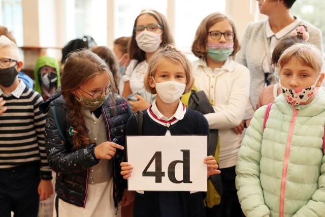 Zdalna nauka od IV klasy szkoły podstawowej. Kolejni uczniowie będą uczyli się w domach!