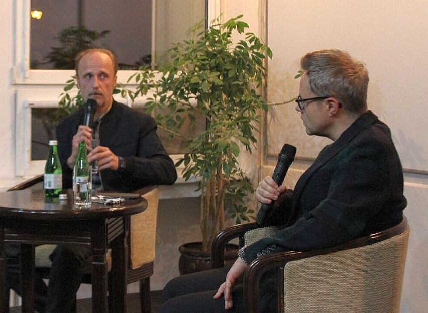 Spotkanie z popularnym aktorem Łukaszem Simlatem w inowrocławskiej bibliotece [zdjęcia]