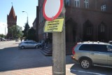 Kto może parkować przed Urzędem Miasta Malborka prócz nowożeńców i auta służbowego?