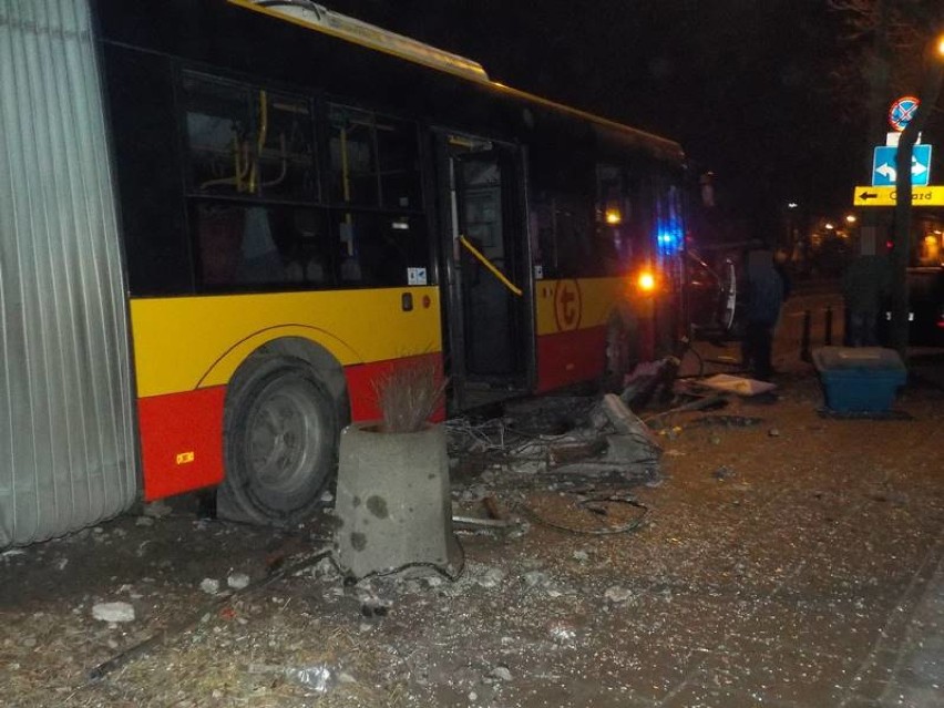Wypadek autobusu na Saskiej Kępie. Pojazd został poważnie uszkodzony