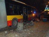 Wypadek nocnego autobusu na Saskiej Kępie. Pojazd został poważnie uszkodzony [ZDJĘCIA]