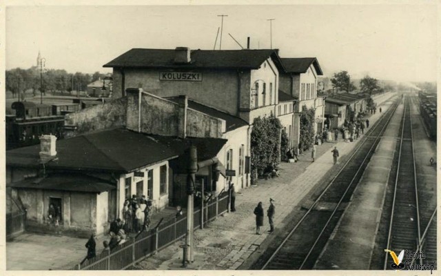 19 listopada 1865 otwarto połączenie kolejowe Koluszek z Łodzią Fabryczną (tzw. Droga Żelazna Fabryczno-Łódzka).