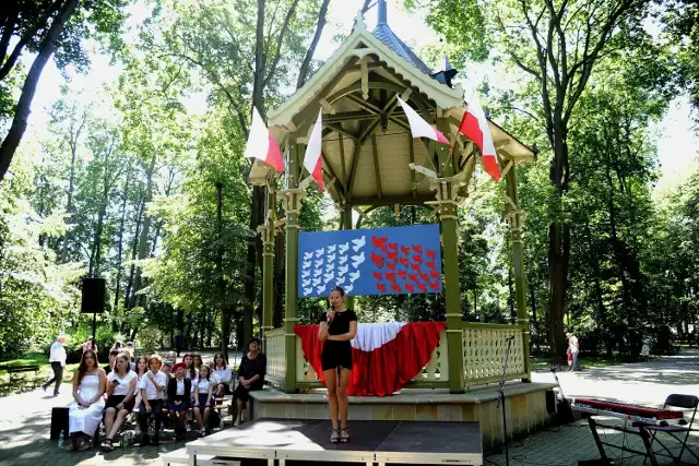Laureaci konkursu "Niepodległa Niepokorna" występują w jasielskim parku podczas obchodów święta Wojska Polskiego. Zdjęcie ilustracyjne z 15 sierpnia 2023 roku