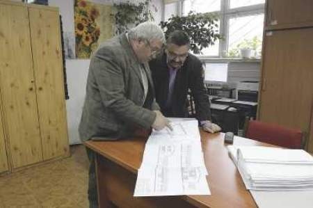 Eugeniusz Jamróz i Bogdan Osowski przeglądają plan osiedla socjalnego w Będzinie.