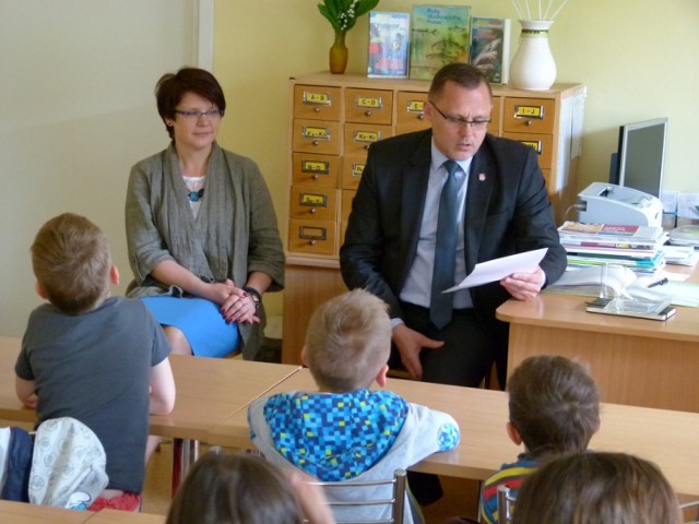 Czytanie bajek z prezydentem Sieradza odbyło się w Bibliotece Pedagogicznej