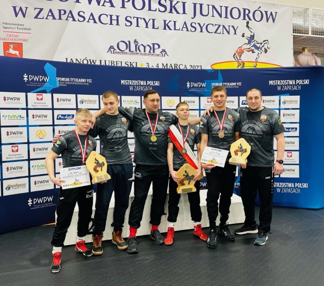Zapaśnicy Zagłębia Wałbrzych w Janowie Lubelskim zdobyli trzy medale Mistrzostw Polski. Ropiak został mistrzem