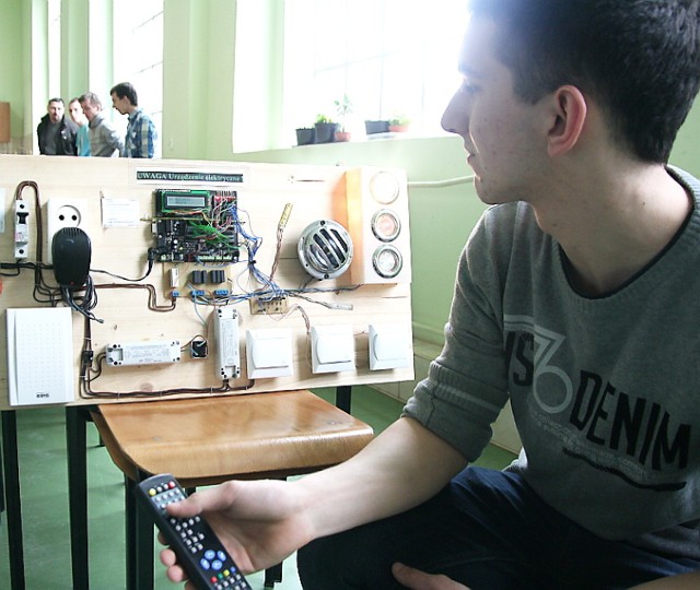 Krzysztof Charzewski z Zespołu Szkół Technicznych przez dwa tygodnie konstruował układ do sterowania oświetleniem za pomocą pilota