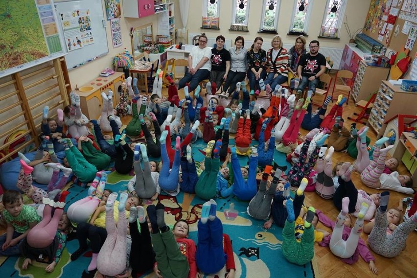 Światowy Dzień Zespołu Downa w Darłowie. Dzieci założyły kolorowe skarpetki [ZDJĘCIA]