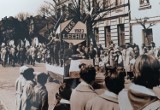 Tak wyglądały pochody na 1 maja w czasach PRL w Tomaszowie Mazowieckim [STARE ZDJĘCIA]