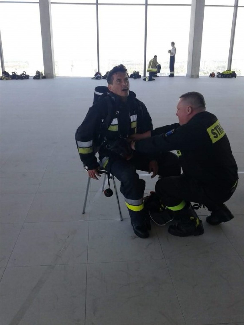 Gdyńscy strażacy najlepsi na Pomorzu! Najszybciej pokonali 30 pięter kompleksu Olivia Business Centre