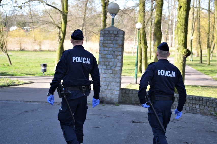 Powiat. Policjanci kontrolują parki, plaże, bulwary [ZDJĘCIA]