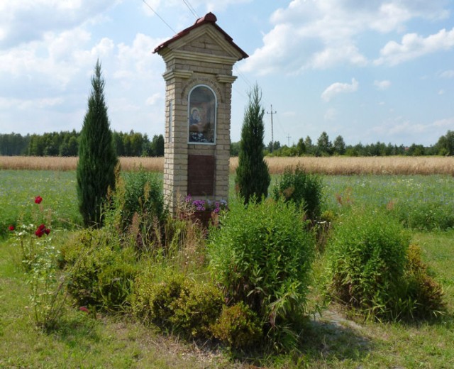 &quot;Przyczyno naszej radości m&oacute;dl się za nami. State Apostoli della Divina Misericordia. Bądźcie Apostołami Bożego Miłosierdzia - Jan Paweł II (Roma, 3 kwietnia 2005)&quot;. W polu we wsi Trzcianka. Fot. Mirosława Kasowska