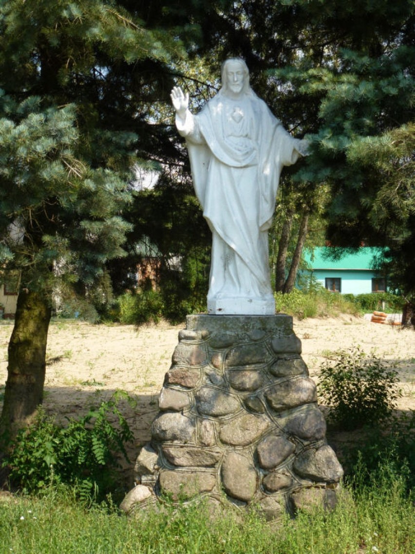 Figura Chrystusa w pobliżu kościoła w Mariańskim Porzeczu....