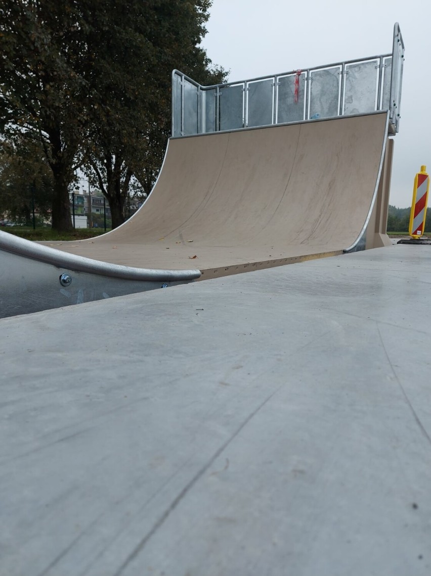 Skatepark mieści się na stadionie miejskim w Nowym...