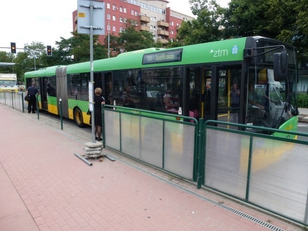 Płotki na przystankach na Junikowo utrudniają wysiadanie z autobusów