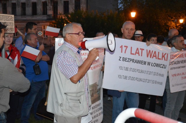 Wojciech Gędek podczas piątkowej (28 lipca) kontrmanifestacji w Łowiczu