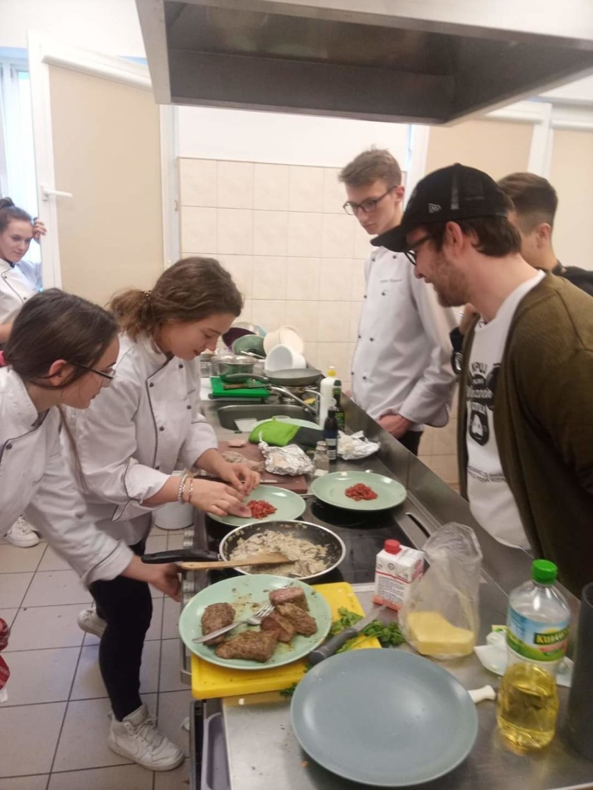 Uczestnik Master Chefs Bartek Adamski w  gościnnych progach ZSEU w Żychlinie