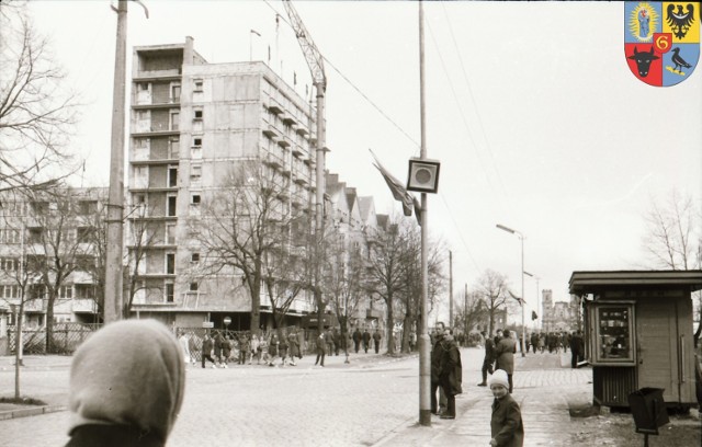 Budowa pierwszego w mieście wieżowca budziła duże zainteresowanie, 1973