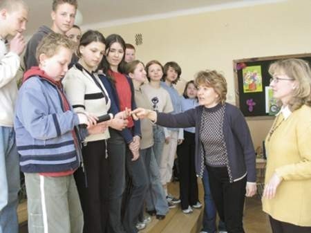 Szanse na przyznanie stypendium zwiększa aktywność społeczna uczniów. Danuta Pawełczyk i Katarzyna Płonka nie mają zatem poroblemów z zebraniem chętnych do szkolnego przedstawienia.